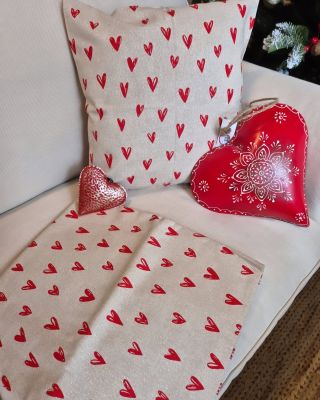 Dnes posíláme srdíčka.❤️ 🛍 www.krasne-ubrusy.cz #ubrusy #dekorace #polstarky #srdce #srdicka #homedecor #plechovasrdce...